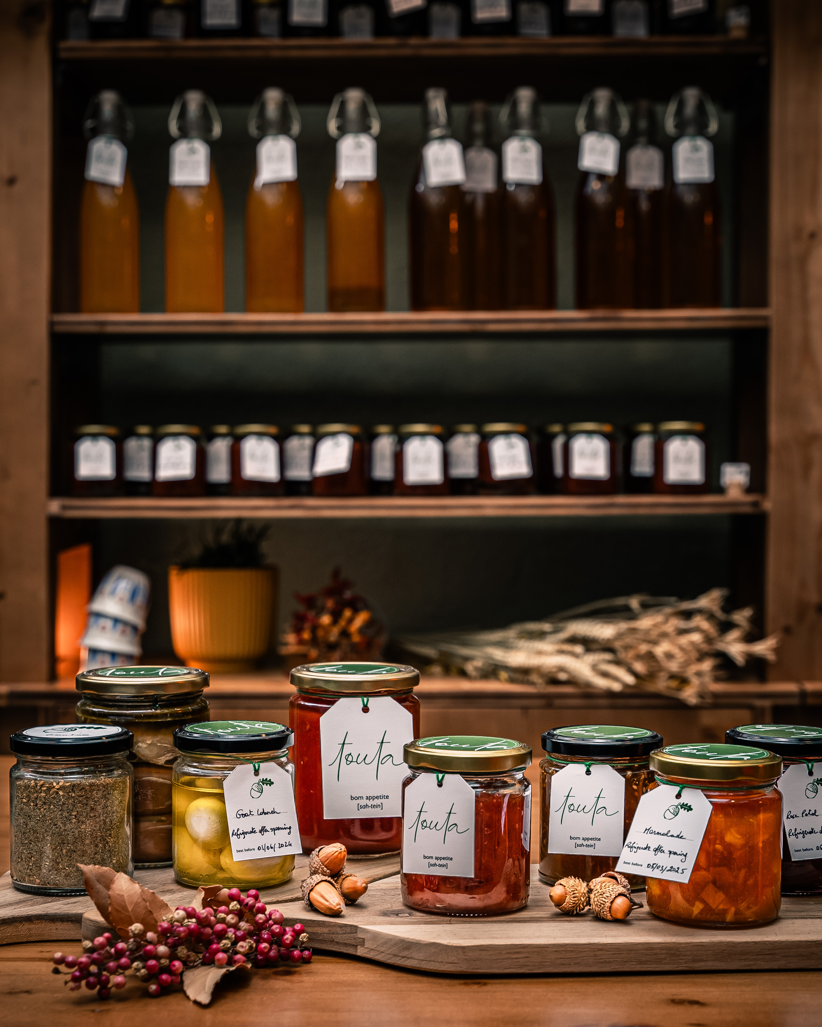 Dekkénit Touta, the shop shelves at the restaurant