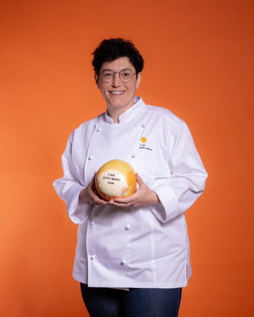 Touta receiving 1 Sol at the Guia Repsol gala